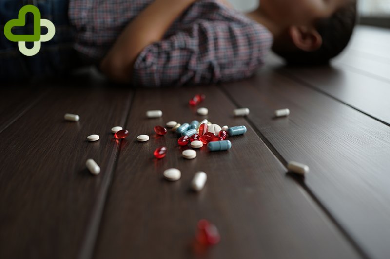 Мужчина лежит на полу