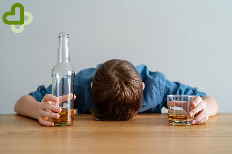 Мужчина лежит на столе