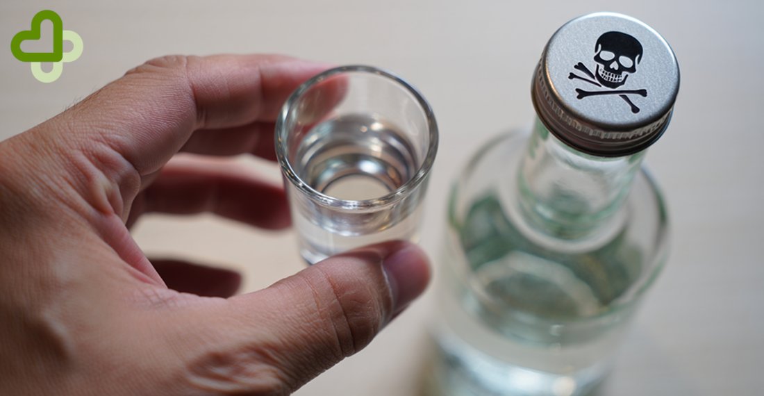 Бутылка с рисунком черепа на крышке