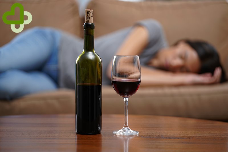 Женщина лежит на диване