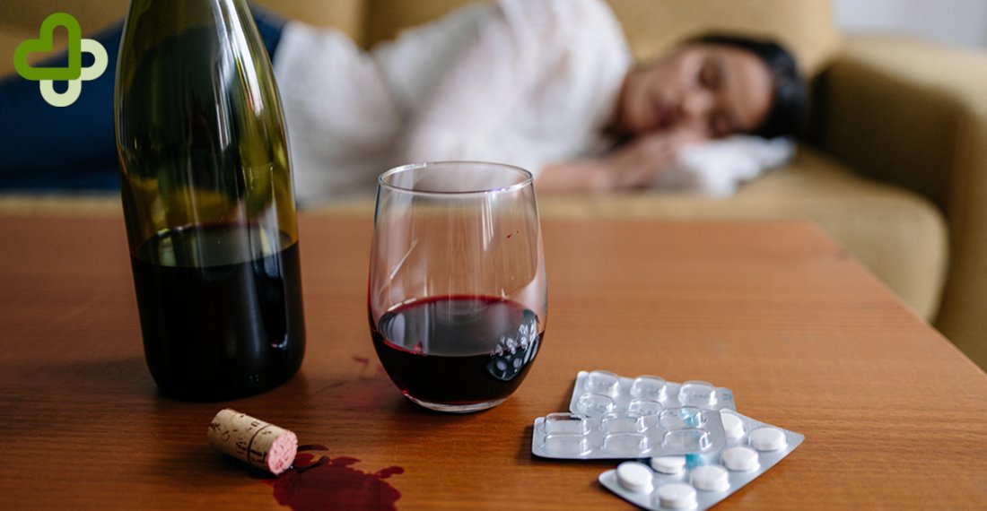 Женщина лежит на диване